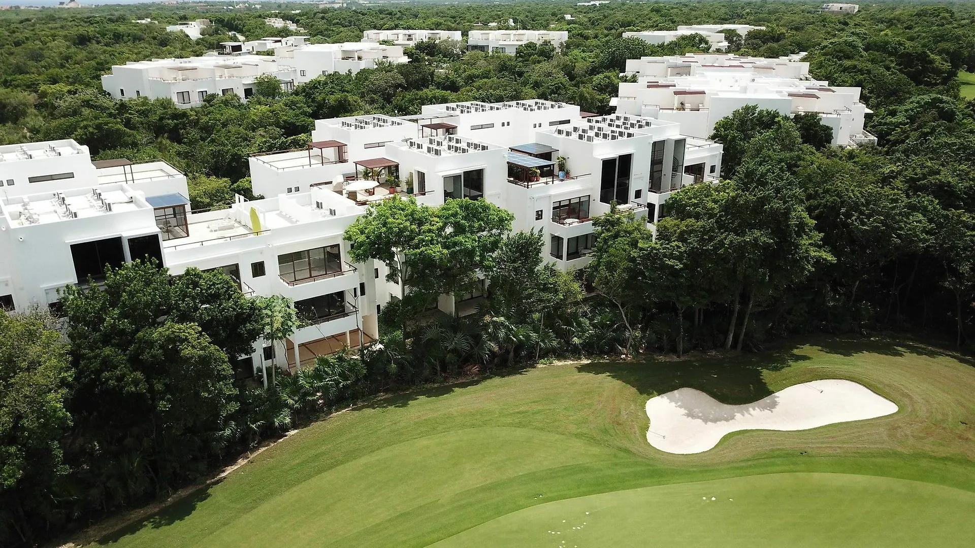 Contacten van Condo In Exclusive Building By Olahola